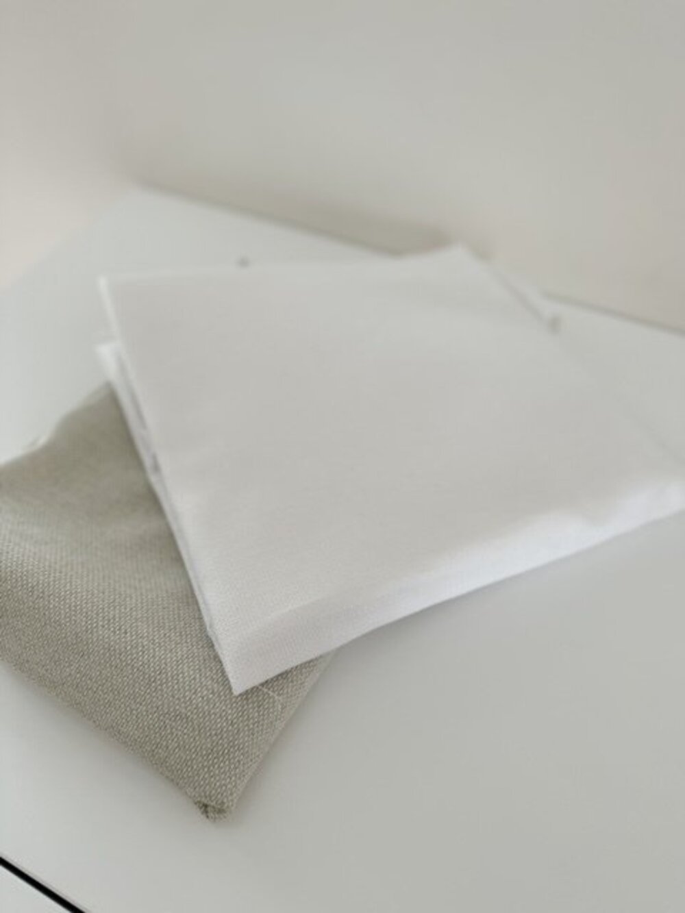 Fabric suitable for embroidering with a relief needle