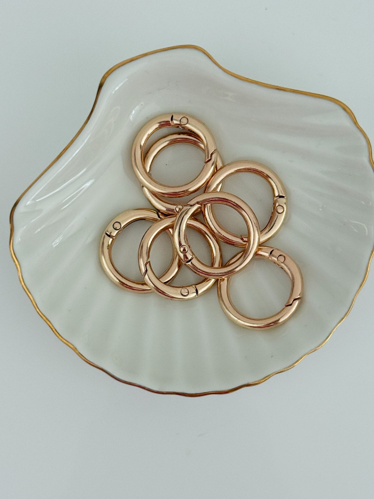 Round metal carabiner (20 mm) | Gold color