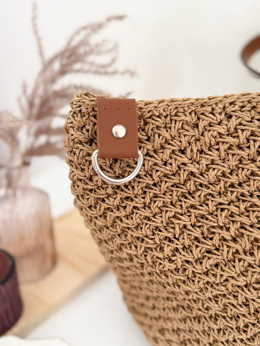 Sewn-on eco-leather detail with half carabiner | 2 colors