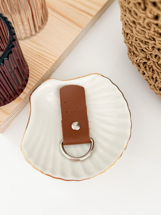 Sewn-on eco-leather detail with half carabiner | 2 colors