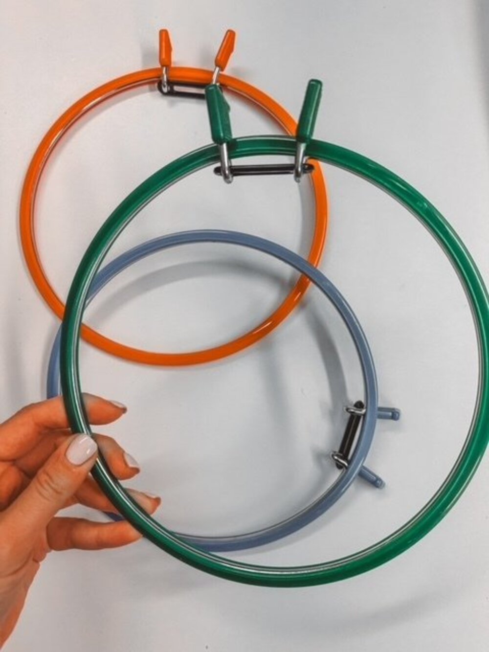 Plastic embroidery hoop with metal hoop | 21 cm